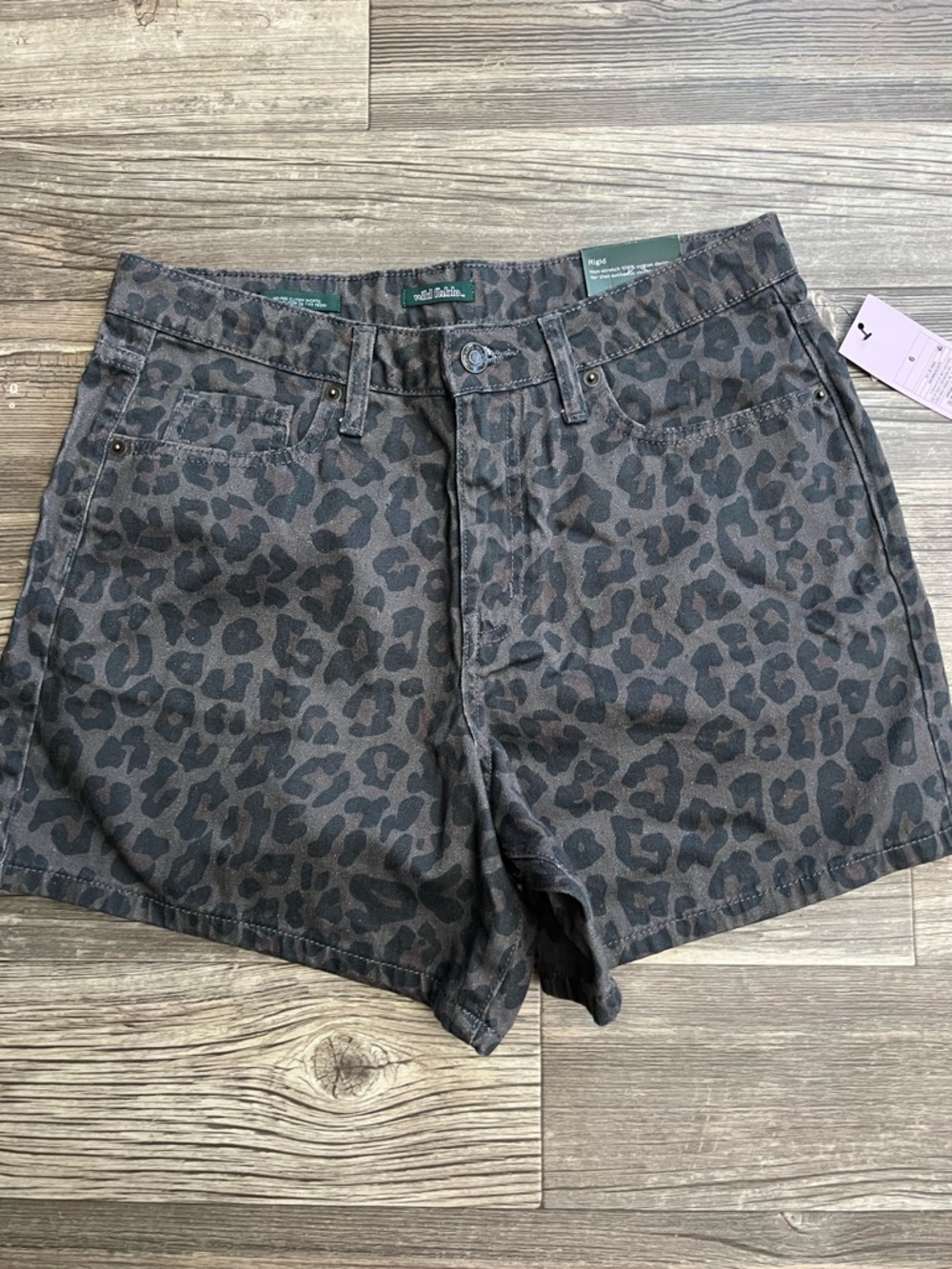 New Wild Fable high-rise leopard print denim shorts. Size 6.